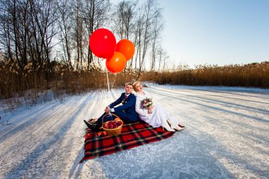 Gelin ve damat Balonlu ekose üzerinde oturan 