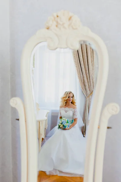 Πορτρέτο μιας νύφης σε ένα όμορφο κλασσικό εσωτερικό — Φωτογραφία Αρχείου