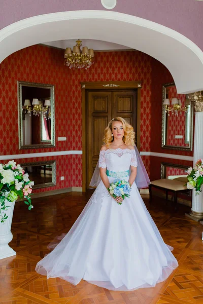 Portrait d'une mariée dans un bel intérieur classique — Photo