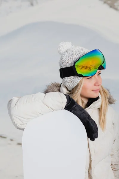 Portret van jonge sexy vrouw met haar snowboard — Stockfoto