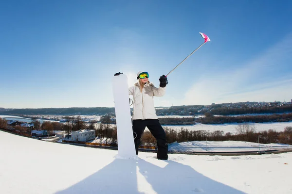 Giovane donna con lo snowboard scattare un selfie dal suo telefono cellulare — Foto Stock