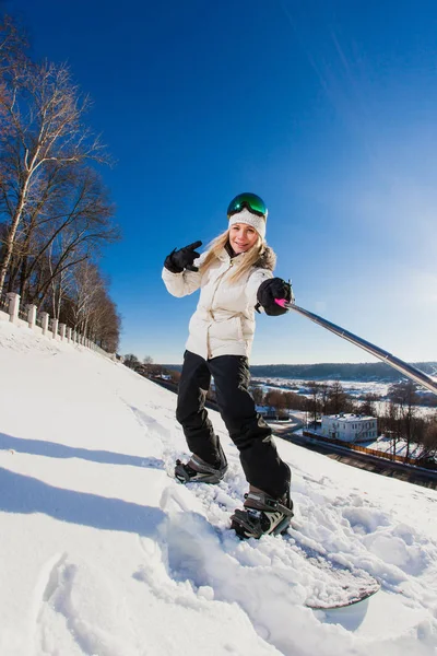 彼女のアクション カメラ撮影、selfie スノーボードを持つ若い女性 — ストック写真