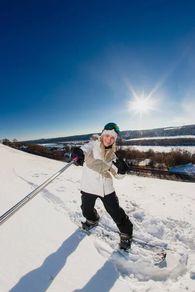 Ung kvinna med den snowboard skytte en selfie av hennes actionkamera — Stockfoto