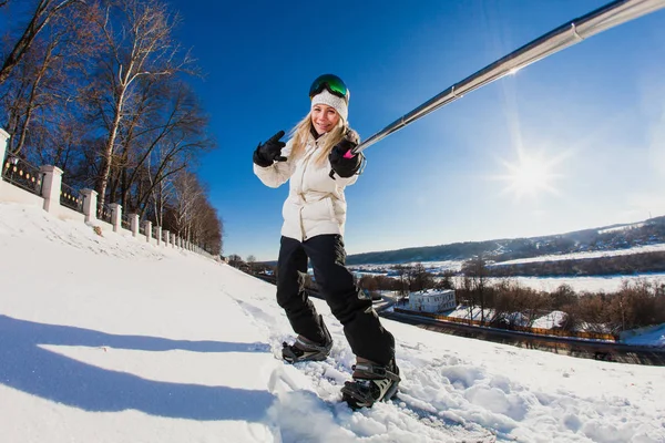 Junge Frau mit dem Snowboard schießt ein Selfie mit ihrer Action-Kamera — Stockfoto