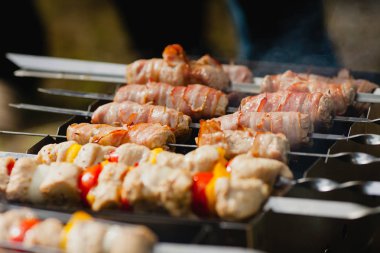 Bir barbekü ızgara et şiş