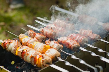 Bir barbekü ızgara et şiş