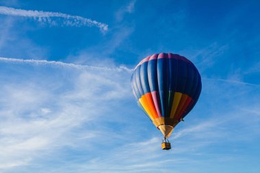 Mavi gökyüzünde renkli sıcak hava balonu
