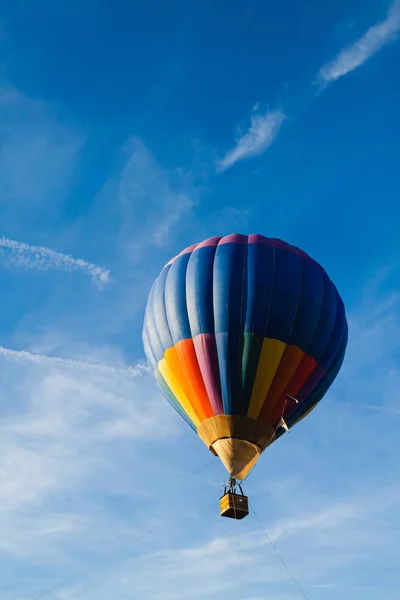 Barevný horkovzdušný balón na modré obloze — Stock fotografie