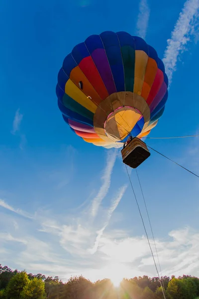 Globo de aire caliente colorido en el cielo azul —  Fotos de Stock