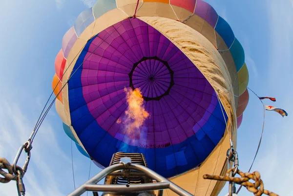 Barevný horkovzdušný balón na modré obloze — Stock fotografie