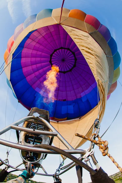 Globo de aire caliente colorido en el cielo azul —  Fotos de Stock