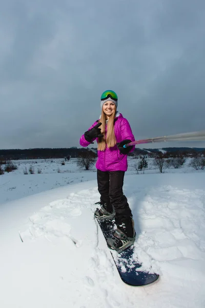 Jonge vrouw met de snowboard een selfie schieten door haar actiecamera — Stockfoto