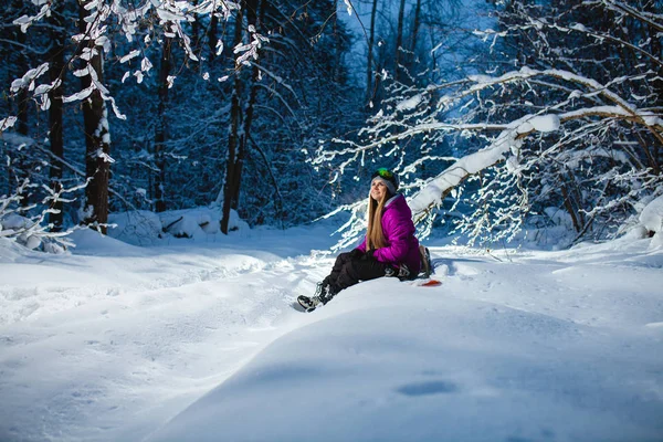 Νέοι σέξι γυναίκα που κάθεται στο snowboard της — Φωτογραφία Αρχείου