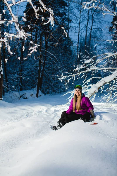 Νέοι σέξι γυναίκα που κάθεται στο snowboard της — Φωτογραφία Αρχείου