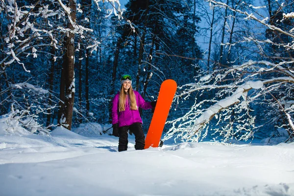 Ung sexig kvinna med sin snowboard i skogen mörk vinter — Stockfoto