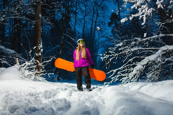 Jovem mulher sexy com seu snowboard na floresta escura de inverno — Fotografia de Stock