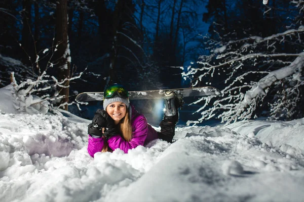 Πορτρέτο της τον νεαρό σέξι snowboarder — Φωτογραφία Αρχείου