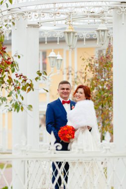 Gelin ve damat sonbahar park ve gelin buket