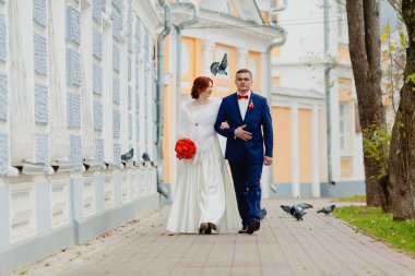 Gelin ve damat sonbahar park ve uçan kuşlar