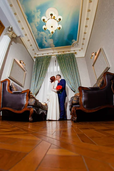 Retratos de noivas e noivas no belo interior clássico — Fotografia de Stock