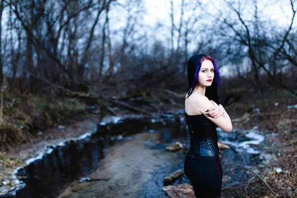 Retrato de la mujer gótica cerca del arroyo frío — Foto de Stock