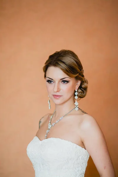 Ritratto della sposa al chiuso — Foto Stock