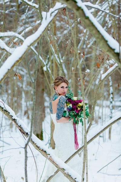 Πορτρέτο της νύφης στο δάσος κρύο χειμώνα με μια όμορφη νυφική ανθοδέσμη — Φωτογραφία Αρχείου
