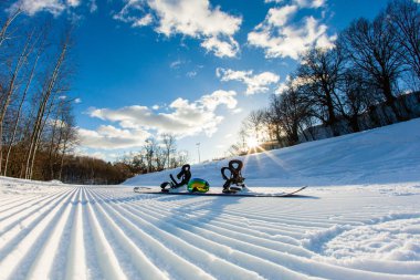 Kırılmamış kayak pisti, snowboard ve gözlük