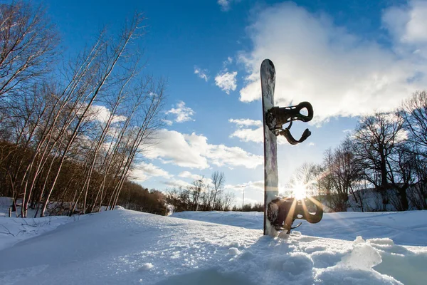 Лижний схил, сноуборд і блакитне небо — стокове фото