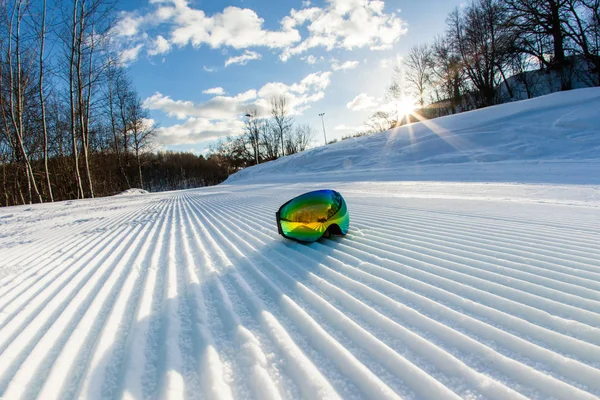 Unbroken ski slope, sun and blue sky — Stock Photo, Image