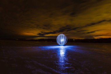 Arka plan bahar nightscape, donmuş gölün yüzeyinde fütüristik parlayan Küre