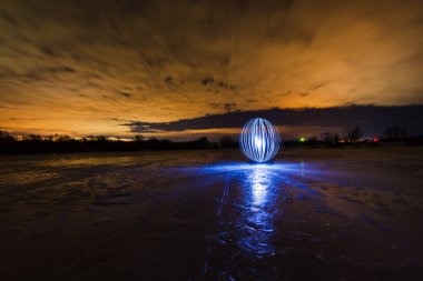 Arka plan bahar nightscape, donmuş gölün yüzeyinde fütüristik parlayan Küre