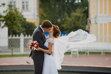 Damat ve gelin çok uzun gelin peçe ile