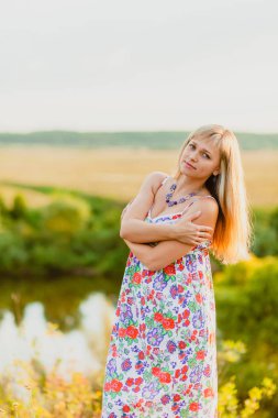 Genç güzel sarışın ve yaz güneş batana