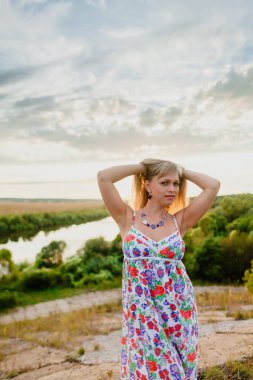 Genç güzel sarışın ve yaz güneş batana