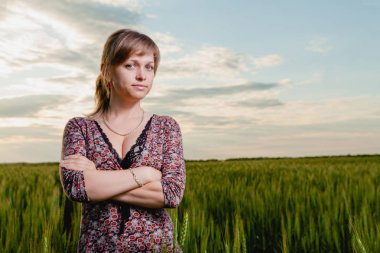 Genç güzel sarışın alanın karşısındaki yürüyüş