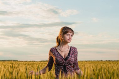 Genç güzel sarışın alanın karşısındaki yürüyüş
