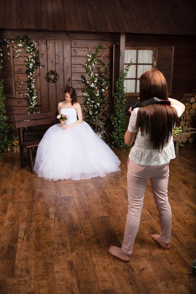 Photographe prend des photos de la mariée — Photo