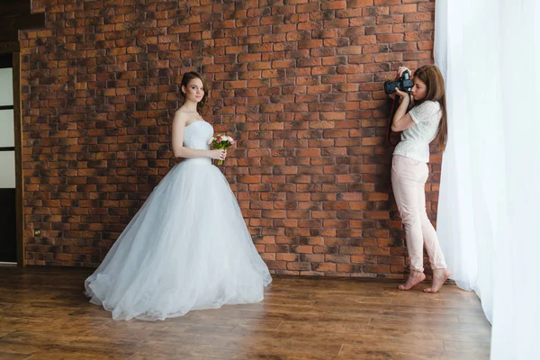 Fotograf fotografiert die Braut — Stockfoto