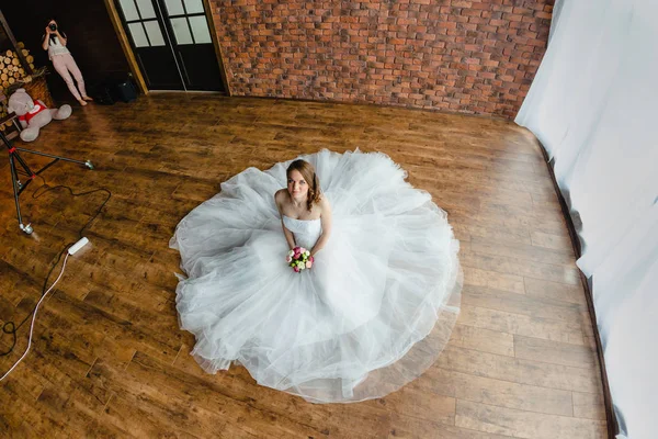 Photographe prend des photos de la mariée — Photo