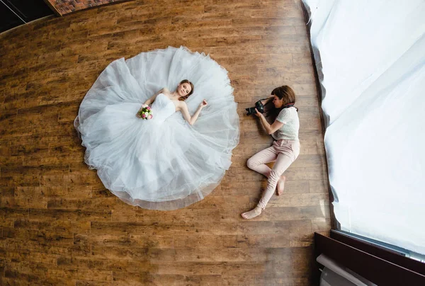 Fotograaf is het nemen van foto's de bruid — Stockfoto