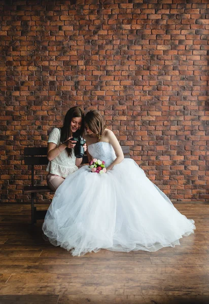 Fotografer menunjukkan pengantin baru saja mengambil foto — Stok Foto