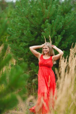 Yaz aylarında poz genç güzel sarışın