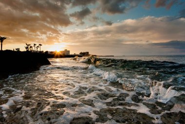 Gün batımı ve deniz dalgaları Akdeniz'de