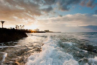 Gün batımı ve deniz dalgaları Akdeniz'de