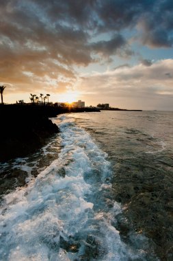 Gün batımı ve deniz dalgaları Akdeniz'de