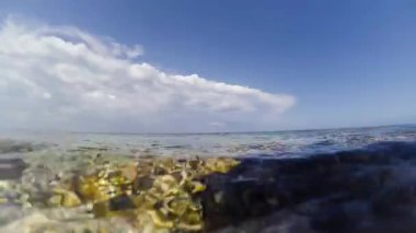 Sualtı çekim ile dalgalar deniz