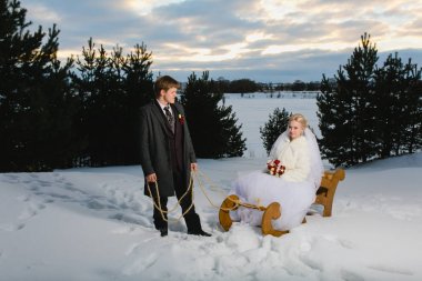 Gelin ve damat ile büyük ahşap kızak