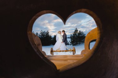 Gelin ve damat kalp şeklinde çerçeve içinde