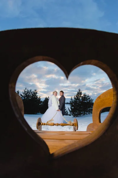 Braut und Bräutigam im herzförmigen Rahmen — Stockfoto